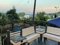 4 Beds, Pizza Oven, Hot Tub, Mini- Golf, Lake View, Bowling, Projector & More!