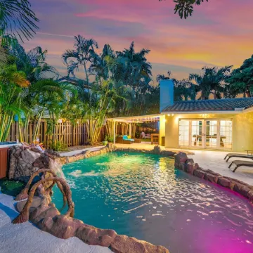 Sunny Florida Escape: Private Heated Pool, Hot Tub, Putting Green, Beach Nearby!