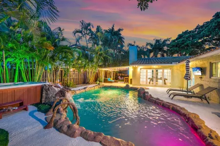 Sunny Florida Escape: Private Heated Pool, Hot Tub, Putting Green, Beach Nearby!