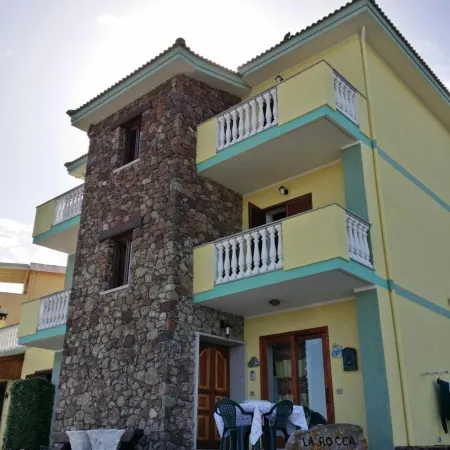 La Rocca with a panoramic view Отели в г. Lu Bagnu