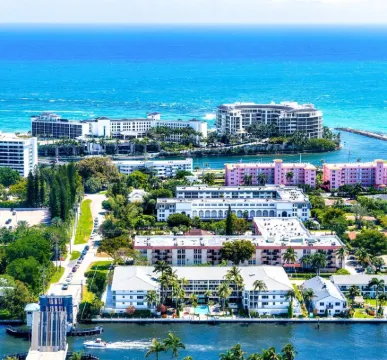 Boca Waterfront Oasis: Bright Corner Unit – Walk to Beach