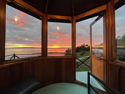 Iconic Bristol Ferry Lighthouse Hotels near Roger Williams University