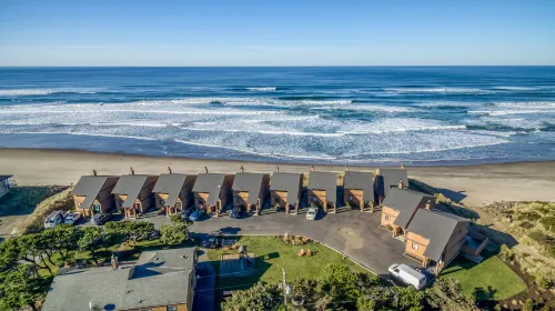 Oceanfront Views and Cozy Ambiance - Exquisite Beach House Retreat Hotels in Neskowin