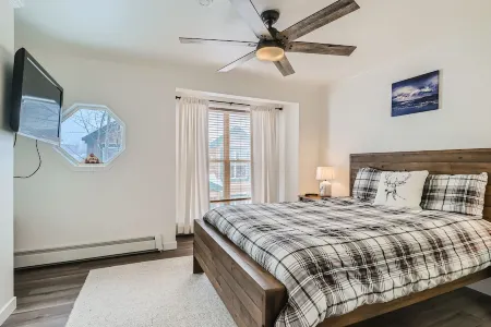 2-BD 3-BDR Ski Cabin Отели в г. Уайлдернест