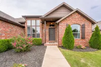 Cozy 3BR • Near XNA • Backyard & EV Charger 케이브 스프링스 호텔