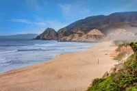 Mountain Views and Enclosed Backyard - Cozy Coastal Escape Hotels in Moss Beach
