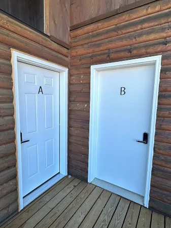 4-bedroom apartment right across from rodeo in cody - or rent the whole lodge! Отели в г. Коди