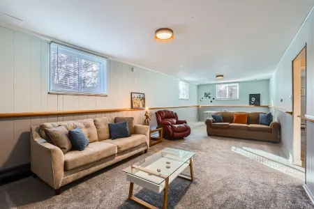 Large Home*Sleep 1 7Beds*Near Mountains