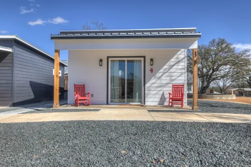Fenced Courtyard and Relaxing Hot Tub - Exquisite Cottage