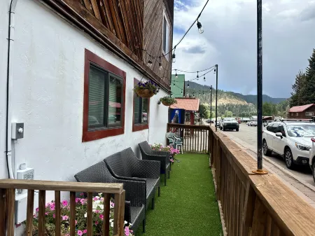 Breathtaking Views and Cozy Fireplace - Spacious Mountain Gem