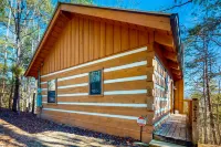 Cozy log cabin with private hot tub, fireplace & deck - close to town Hotels in Blount County