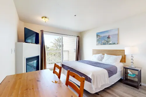Romance awaits with ocean views & sandy shores at this dog-friendly studio Hotels in Lincoln City