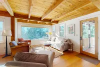 Light-filled Retreat in Mad River Valley Hotels in Fayston