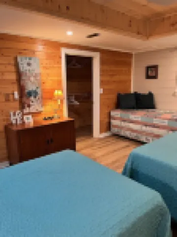 New Finished Lower Level. Peaceful 5-Bedroom Lake Front Cabin Easy Walk to Lake.