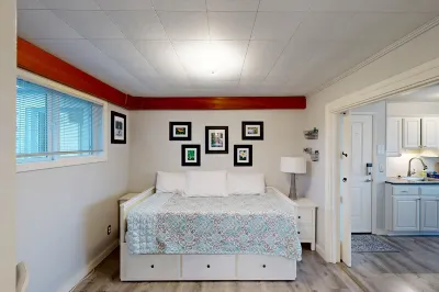 Centrally located condo with ocean views, nearby beach access
