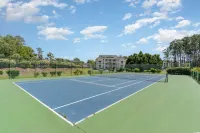 Abundant Amenities and Golf Course Views - Charming Oasis Hotels in Carolina Forest