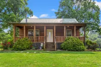 Hot Tub, WiFi, Pet-Friendly - Heavenly Hideaway - Near Red River Gorge, Kentucky! Hotels in Beattyville