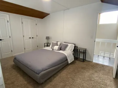 Beautiful Waterfront Oasis - Private Boat Dock and Deck Отели рядом с достопримечательностью «Lavender Fields Day Spa»