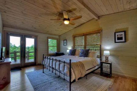 Cozy Cabin with Fire Pit and Screened Porch - Charming Mountain Retreat Отели в г. Минерал Блафф