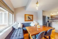 Sunny, Second-Story Condo with a Mountain View, Gas Fireplace, & Free WiFi Hôtels à : Frisco