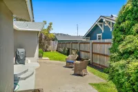 Charming Beachside Bungalow w/ Light & Airy D'cor -- 300 Yards to Beach 모로 스트랜드 스테이트 비치 주변 호텔