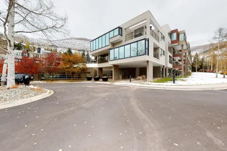Vail-View Condo w/ Balcony, BBQ, Large Indoor Pool & Hot Tub - Near Skiing