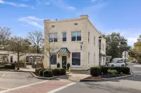 Private Entrances and Full Kitchens Await - Charming Retreat Hotels in North Charleston