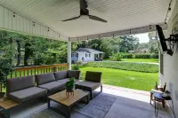 Private Pool and Pool House Retreat Minutes from Columbia - Stunning Oasis Hotel a Forest Acres