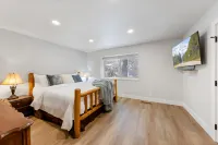 Hot Tub and Year-Round Pool - Charming Family Sanctuary Hotels in Dollar Point