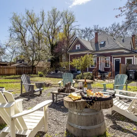 Cozy private apartment in a historic Victorian house close to downtown