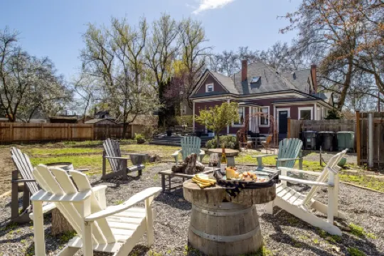 Cozy private apartment in a historic Victorian house close to downtown