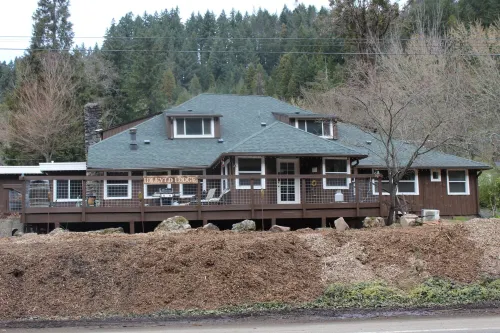 Charming Historical lodge across from Umpqua river