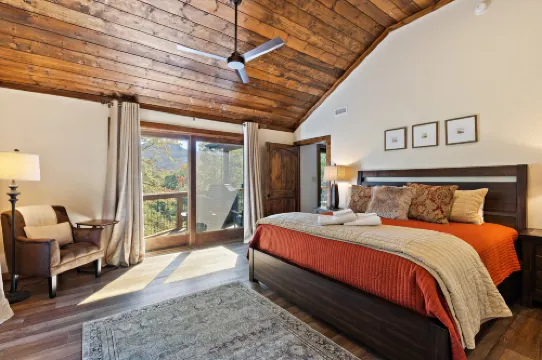 Scenic Views and Game Room Retreat - Exquisite Mountain Haven