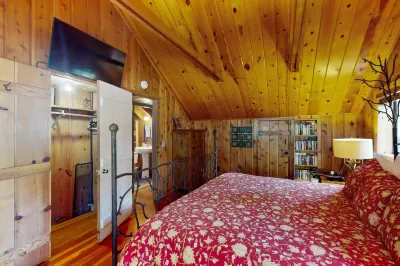 Rustic cabin near the lake with private hot tub & large yard