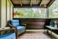 Lovely condo with fireplace, skiing, balcony, full kitchen & washer/dryer Hotels in Moose Wilson Road