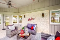 Peaceful mid-century escape with screened porch & lake access Hotels in Hudson Bend
