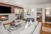 Cozy Fireplace and Stunning Aspen Views - Charming Ski Retreat