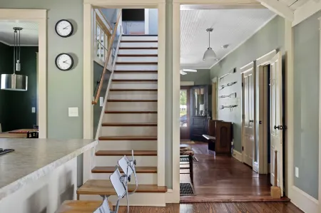 Steps to Journeyman Distillery + Downtown 3 Oaks Отели в г. Три Окс