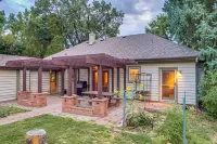 Mountain Views and Fenced Yard - Charming Golden Hideaway Отели рядом с достопримечательностью «7-Eleven»