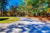 Charming condo near skiing and trails with gas fireplace, deck, and tennis court Hotels in Northfield