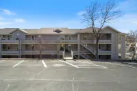 Waterfront Access and Pools - Gorgeous Lakeside Retreat