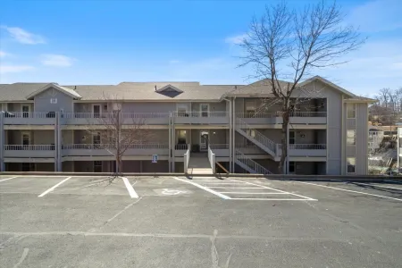 Waterfront Access and Pools - Gorgeous Lakeside Retreat