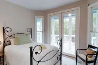 Spectacular Ocean Views and Beach Walkway - Exquisite Coastal Haven