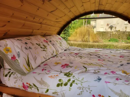 Small cosy Bluebell cabin in the French countryside
