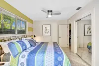 Heated Pool, Parking, 5 Min Walk to Food and Fun!