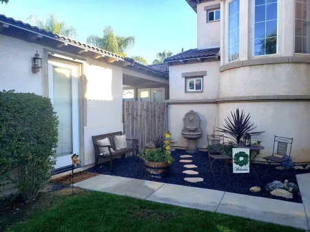 Casita MenifeeCozy and private 1 bedroom Casita, couple or solo traveler Отели рядом с достопримечательностью «Парк Спирит»