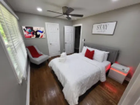 New Pavilion and Poolside Movie Experience - Stylish Getaway