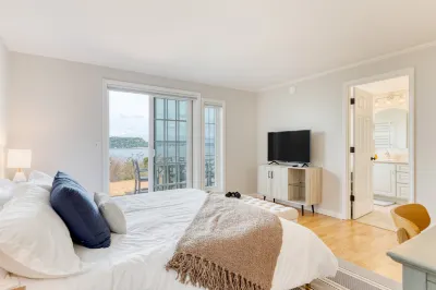 Enchanting Coastal Retreat with Panoramic Views - Stunning Waterfront Haven Hotels near Chocolate Flower Farm