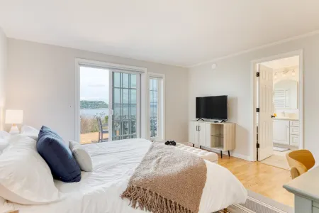 Enchanting Coastal Retreat with Panoramic Views - Stunning Waterfront Haven