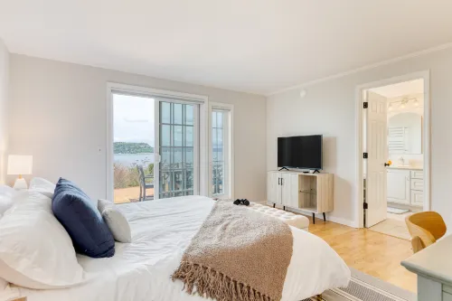 Enchanting Coastal Retreat with Panoramic Views - Stunning Waterfront Haven Hotels in Langley